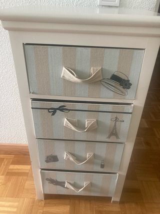 Comoda de madera con cajones forrados en tela