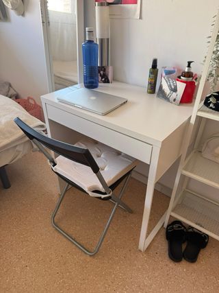 Escritorio, Estantería y Silla