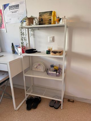 Escritorio, Estantería y Silla