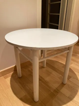 Mesa y 2 sillas infantiles blancas