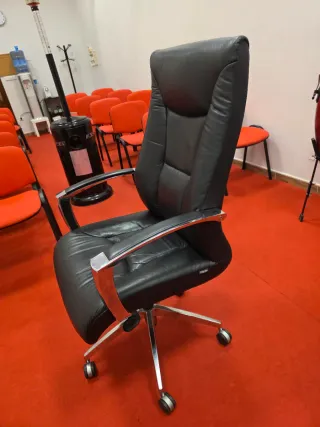 Silla de oficina negra de cuero
