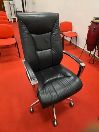 Silla de oficina negra de cuero