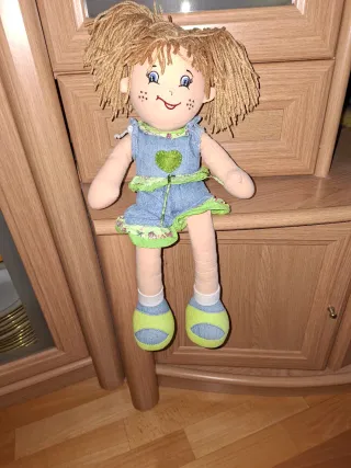 Muñeca de trapo con vestido azul