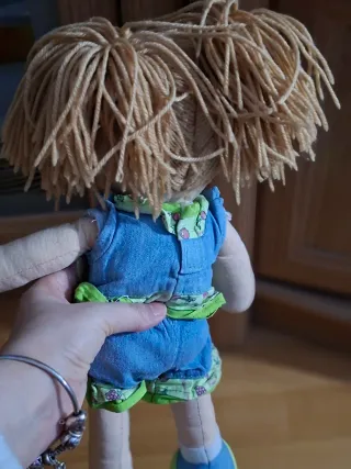 Muñeca de trapo con vestido azul