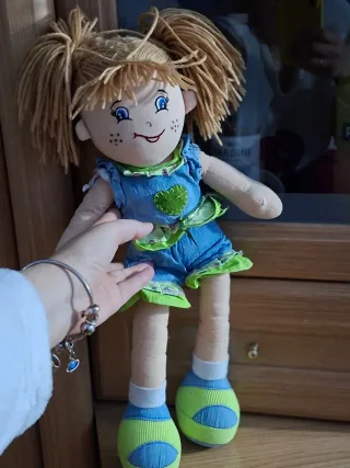 Muñeca de trapo con vestido azul