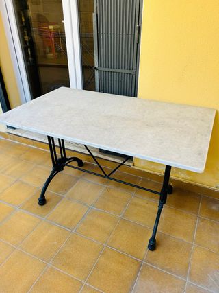 Mesa de mármol y metal