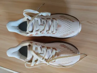 Zapatillas Noka Beige y Blancas