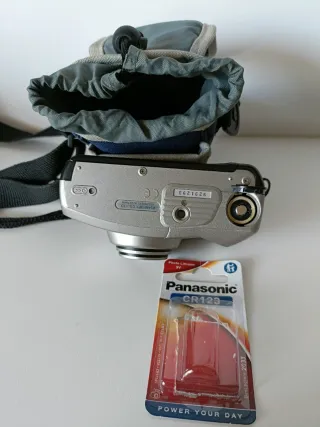 Cámara Pentax Espio 738G con funda y pila