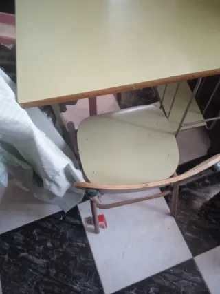 Escritorio vintage con silla