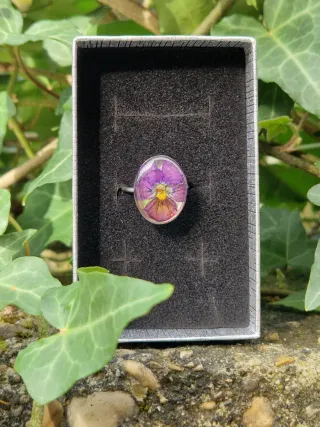 Anello Viola del Pensiero in Acciaio Anallergico
