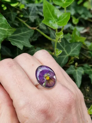 Anello Viola del Pensiero in Acciaio Anallergico