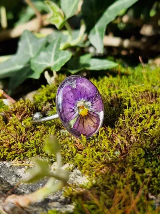 Anello Viola del Pensiero in Acciaio Anallergico