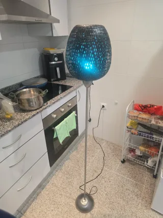 Lámpara de pie moderna negra y plateada