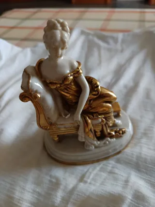 Figura de porcelana con baño de oro
