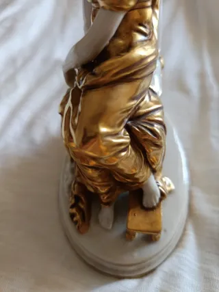 Figura de porcelana con baño de oro