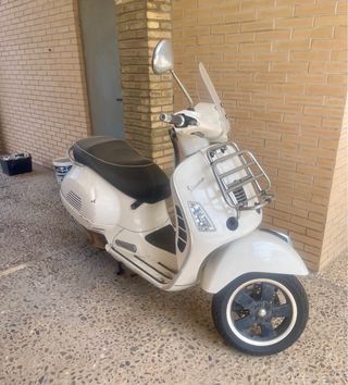 Vespa GTS 300 Gran Touring Pendiente reparación.