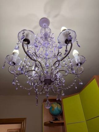 Lámpara de araña morada de plastico