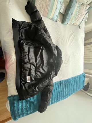 Abrigo negro acolchado con capucha