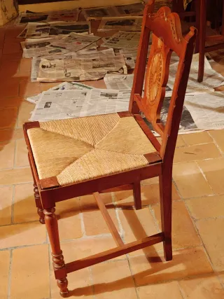 Silla antigua de madera tallada