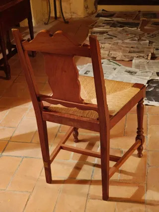 Silla antigua de madera tallada