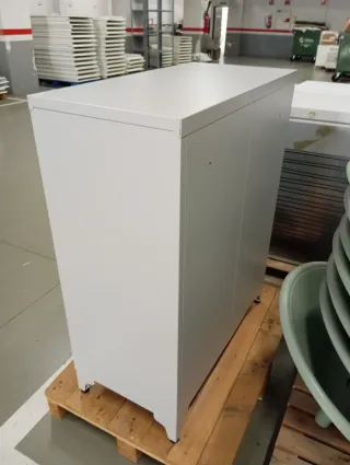 Armario metálico blanco con llave