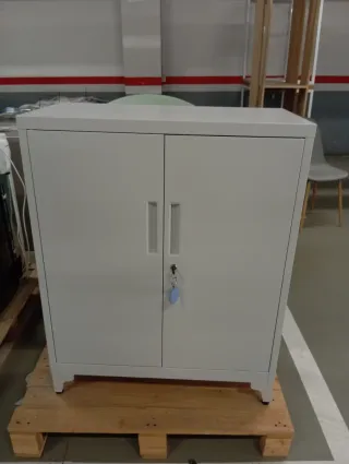 Armario metálico blanco con llave