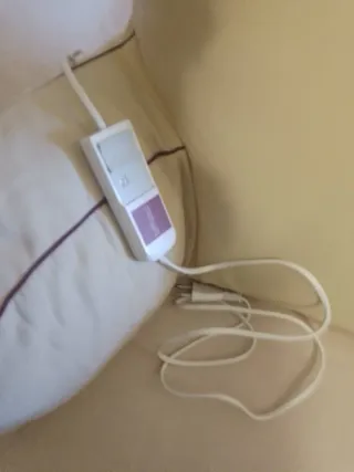 Cojín de lectura beige con cable