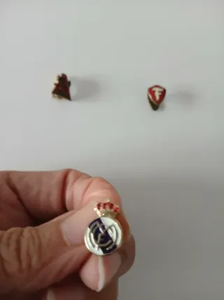 Lote insignias antiguas (más 60 años)cada una 3 €