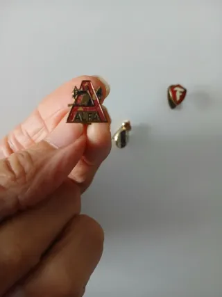 Lote insignias antiguas (más 60 años)cada una 3 €