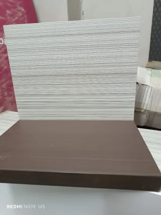 Balda marrón y blanca