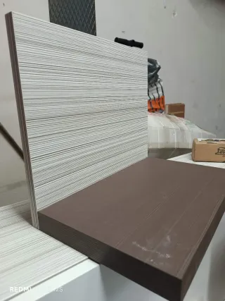 Balda marrón y blanca