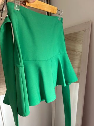 Falda pantalón verde con volantes y lazo