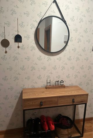 Mueble recibidor con espejo redondo y cesta