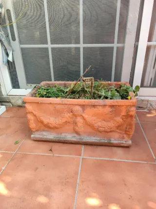 Jardinera de terracota con relieve