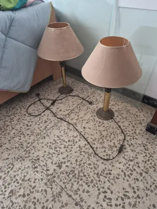Lámparas de mesa beige y doradas