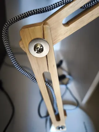 Lámpara de escritorio articulada madera y metal