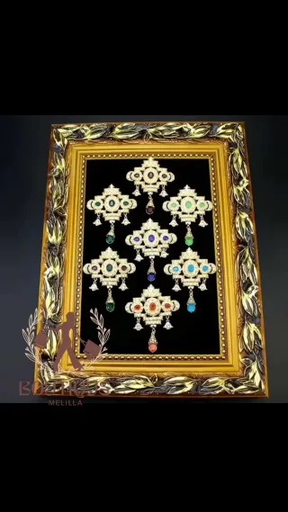 Broches dorados con piedras de colores