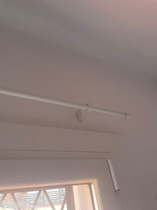 Cortina de tela blanca y transparente