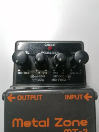 BOSS MT-2 Metal Zone pedal de guitarra