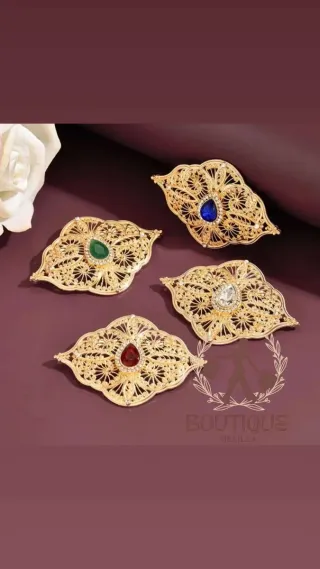 Broches dorados con piedras