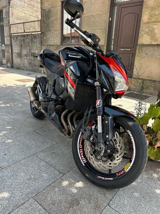 Kawasaki Z800 Naked Negra/Roja