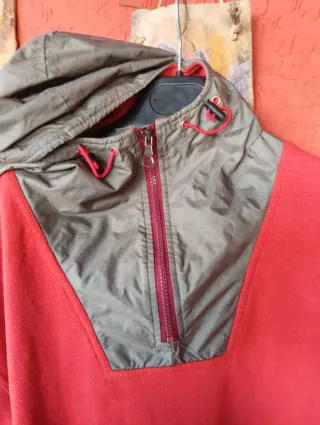 Felpa con cappuccio uomo rossa e verde