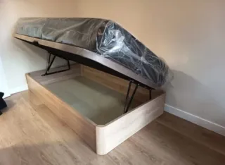 Canapé de tela beige y blanco