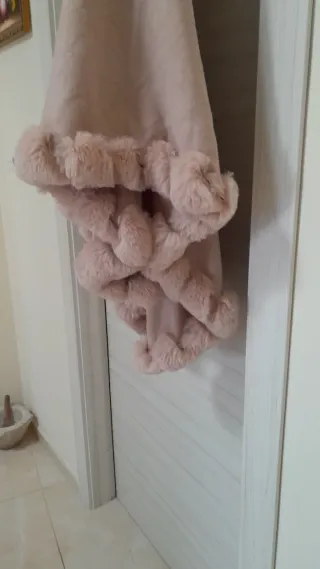 Mantella con pelliccia sintetica rosa