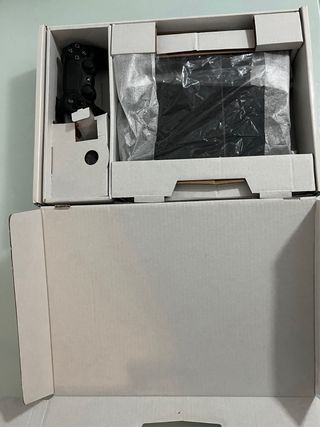 PS4 (PlayStation 4) Negra + Juego Y Mandos