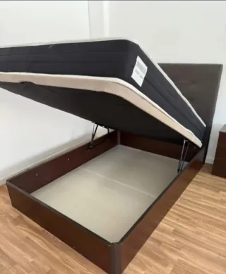 Canapé de madera con colchón