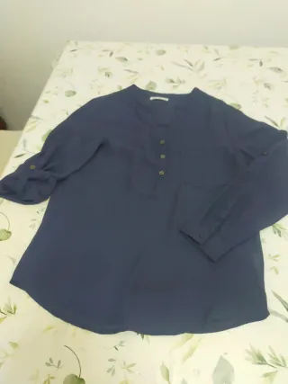 Lote 2 blusas: estampada y azul marino