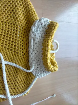 Poncho de crochet tejido a mano.