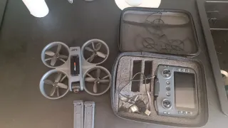 Dron con dos baterías, cámara y mando con pantalla