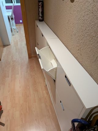 Zapatero blanco y multicolor